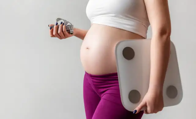 Ile kg traci się podczas porodu? Sprawdź, co wpływa na utratę wagi