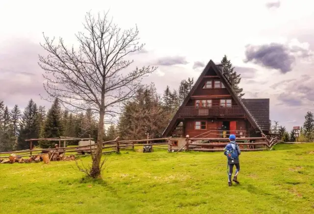 Bacówka na Krawcowym Wierchu - praktyczne informacje i porady dla turystów