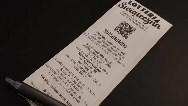 Talon promocyjny loterii świątecznej z kodem QR i informacją o nagrodach, w tym samochodach Volvo.