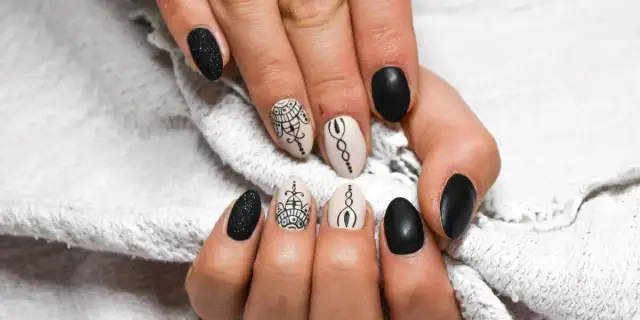 Co oznaczają paznokcie pomalowane na czarno? Odkryj ich symbole i znaczenie