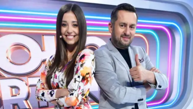 Uśmiechnięci prowadzący na tle neonów. Czy to zapowiedź, dlaczego zmiana w kole fortuny?