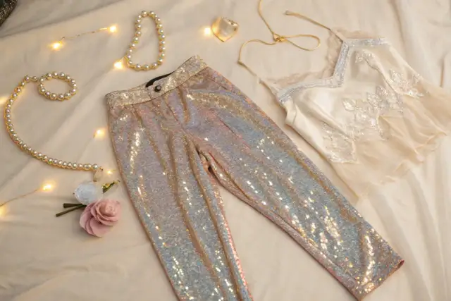 Jaką bluzkę do cekinowych spodni wybrać, aby wyglądać stylowo?