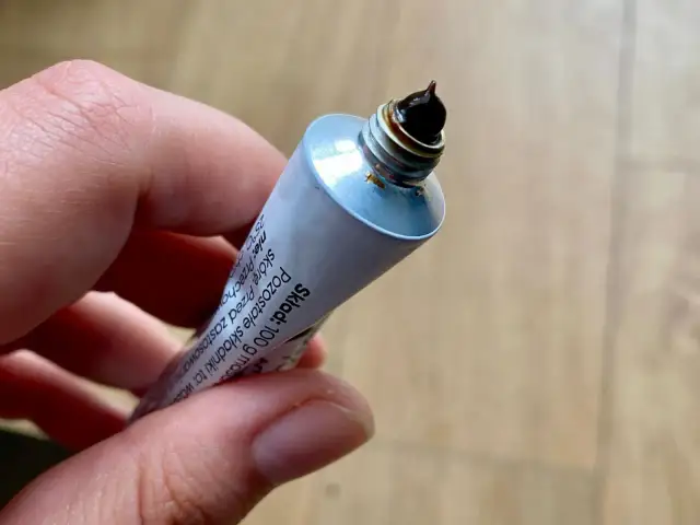 Maść ichtiolowa na pryszcze: Jak stosować, by wyciągnąć ropę?