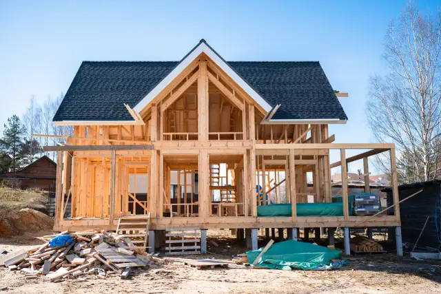 Ile kosztuje dom szkieletowy pod klucz? Sprawdź ukryte koszty!