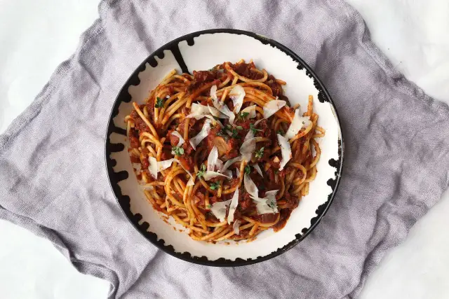 Jak przygotować idealne ragu spaghetti - tradycyjny przepis i porady