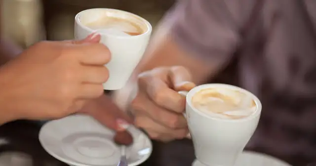 Kawa a ciśnienie: Czy faktycznie podnosi? Wyjaśniamy