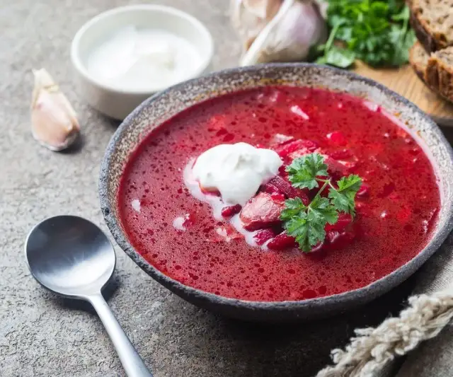 Botwinka: przepis, sekrety koloru i smaku. Zrób idealną zupę!