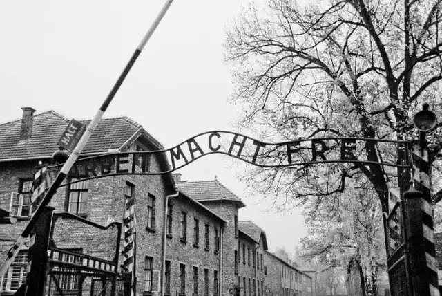 Brama Auschwitz gdzie jest - odkryj miejsce z napisem Arbeit Macht Frei
