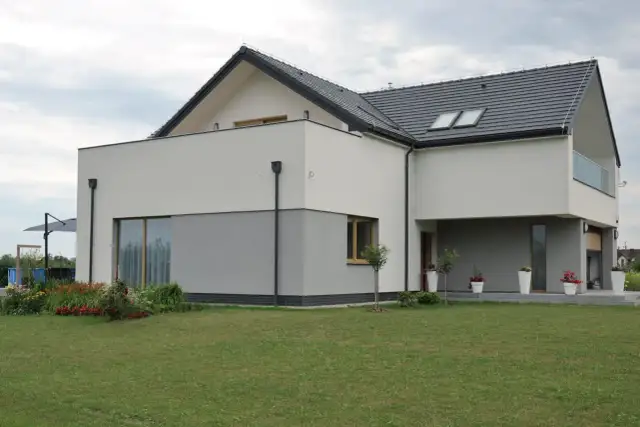 Kiedy elewacja po tynkach? Sprawdź, jak uniknąć problemów z czasem