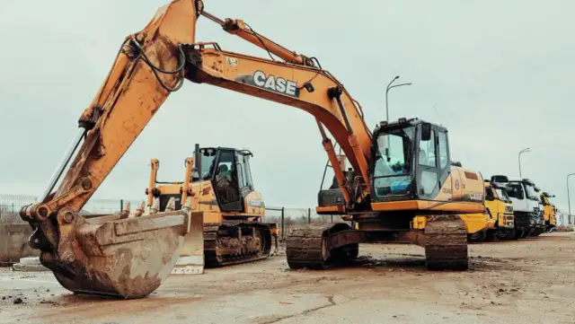 Kurs na koparkę: Czy to trudne? Przewodnik i zarobki operatora