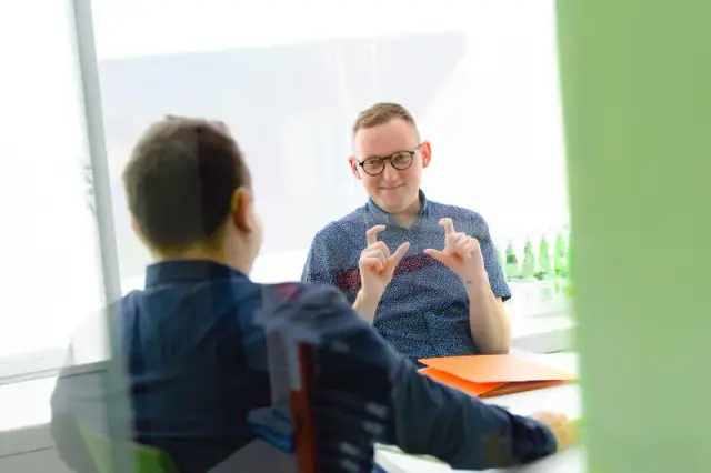 Praca dla niesłyszących w Anglii - możliwości zatrudnienia i wsparcie