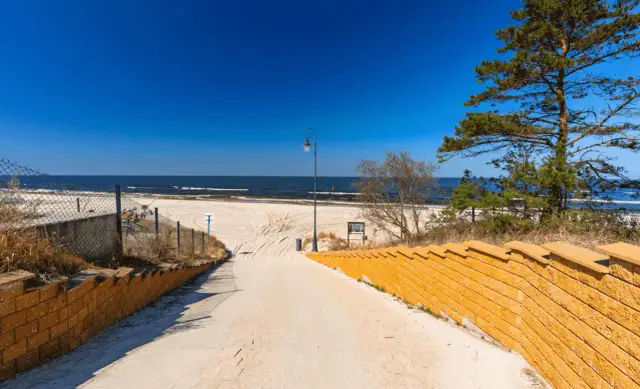 Krynica Morska – w jakim województwie leży ta urokliwa miejscowość?