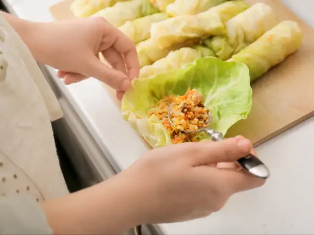 Jak zrobić wegetariańskie gołąbki? Sycący przepis bez mięsa!