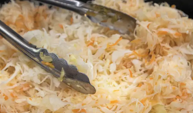 Czym się różni kapusta kiszona od kwaszonej – poznaj kluczowe różnice