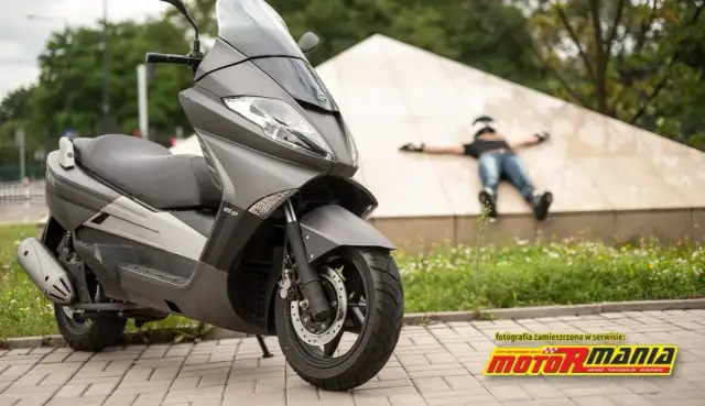 Skuter czy motorower? Zrozum różnice i wymagane uprawnienia!