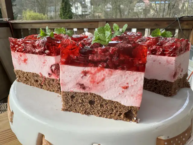 Pyszny przepis na ciasto kostka malinowa, które zachwyci każdego