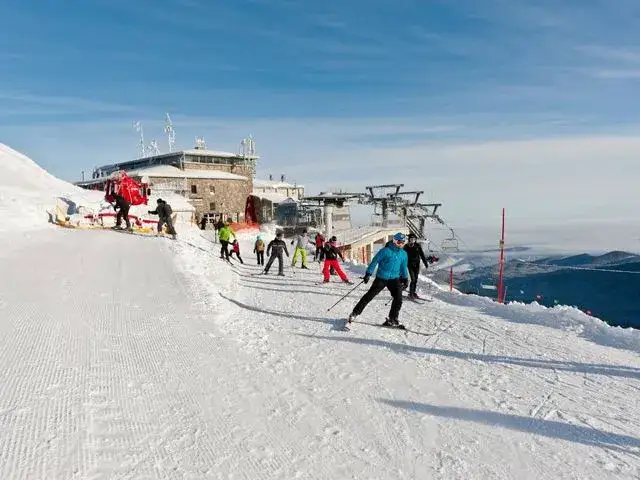 Kasprowy Wierch: Pieszo czy na nartach? Kompletny przewodnik