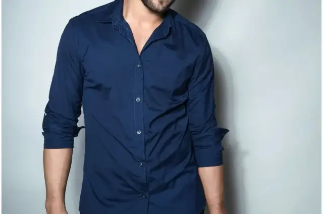 Granatowa koszula: 10 stylizacji na każdą okazję - od casual po formal