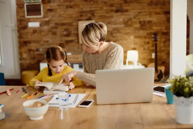 Edukacja domowa w liceum: Jak ją zorganizować krok po kroku?
