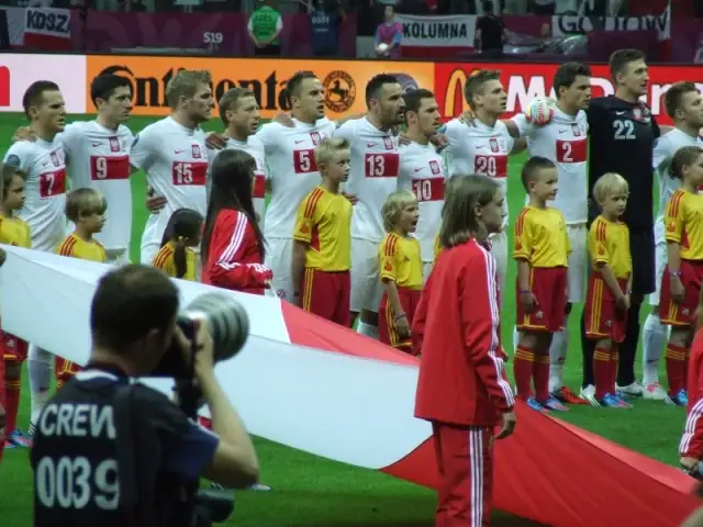 Dlaczego dzieci wychodzą z piłkarzami? Odkryj ich znaczenie i emocje