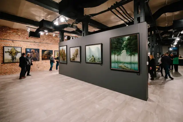 W muzeum sztuki fantastycznej podziwiamy obrazy z surrealistycznymi pejzażami i mrocznymi wizjami.