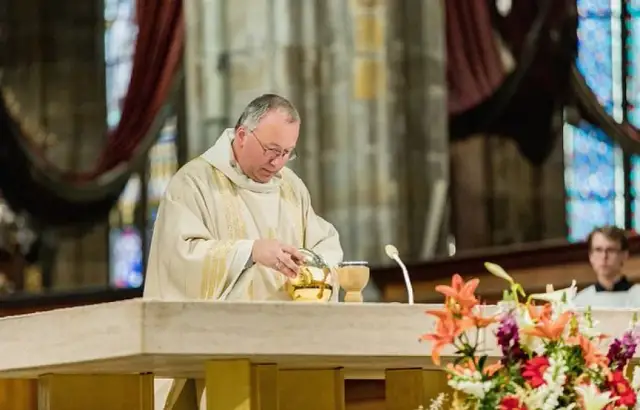 Co mówi ksiądz na mszy? Odkryj kluczowe modlitwy i ich znaczenie