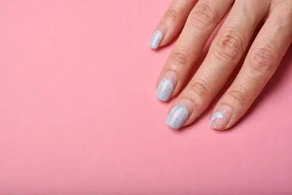 Dlaczego hybryda odpryskuje na końcach? Skuteczne sposoby na trwałość