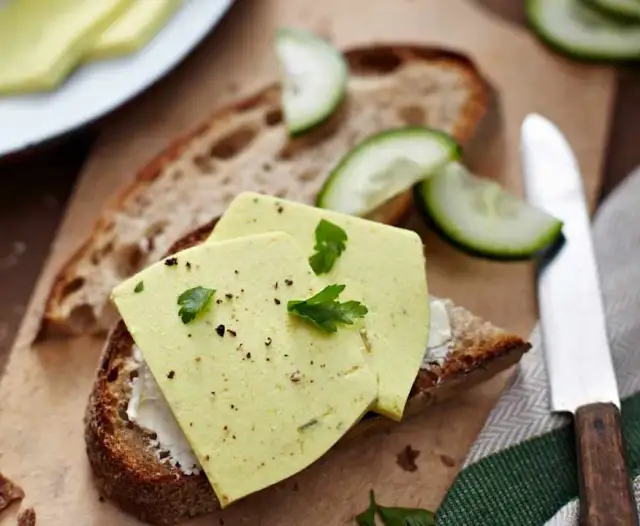 Ser wegański z czego jest zrobiony? Odkryj składniki i smaki