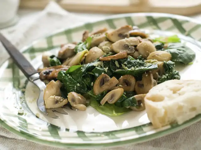 Jak gotować pieczarki do sałatki - idealne przepisy i proste porady