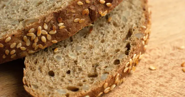 Chleb pełnoziarnisty: kalorie, wartości odżywcze i wpływ na zdrowie