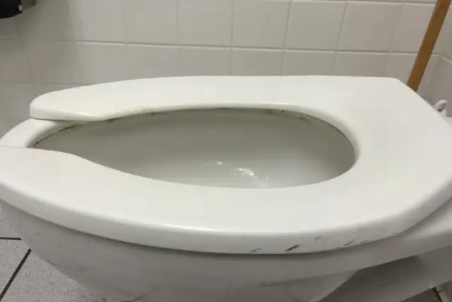 Dlaczego deska sedesowa dla niepełnosprawnych ma przerwę i jak to pomaga?