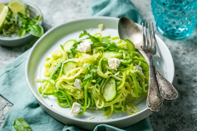 Jak zrobić makaron z cukinii – zdrowy przepis na niskokaloryczny posiłek