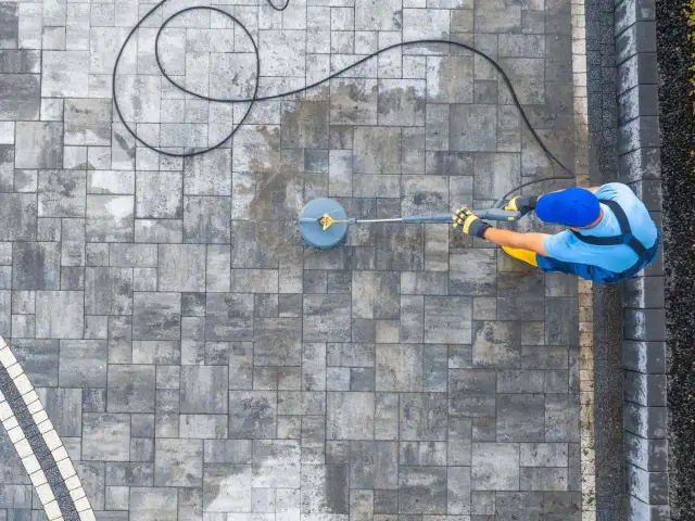 Skuteczne sposoby na usunięcie oleju z kostki brukowej bez wysiłku