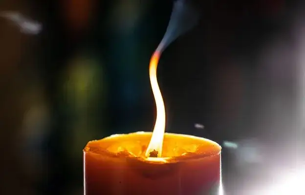 Co zrobić z gromnicą po śmierci? Praktyki, które warto znać