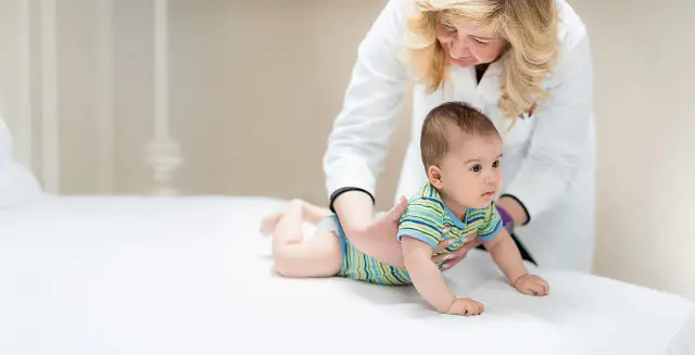 Kiedy z dzieckiem do fizjoterapeuty? Poznaj sygnały i działaj świadomie