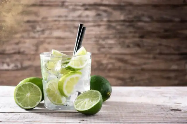 Proste drinki z wódki: przepisy, które zrobisz w domu