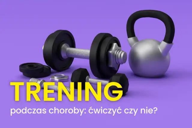 Ciężarki i kettlebell na fioletowym tle. Napis "TRENING podczas choroby: ćwiczyć czy nie?" sugeruje dylemat, czy podejmować aktywność fizyczną w trakcie choroby.
