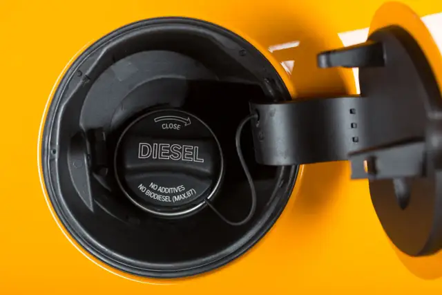 Jak odróżnić diesla od benzyny i uniknąć kosztownych pomyłek