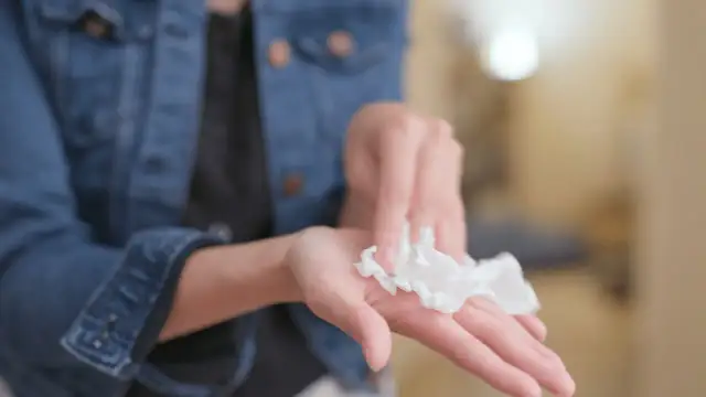 Jak zapobiec poceniu się dłoni? Od domowych metod po botoks.