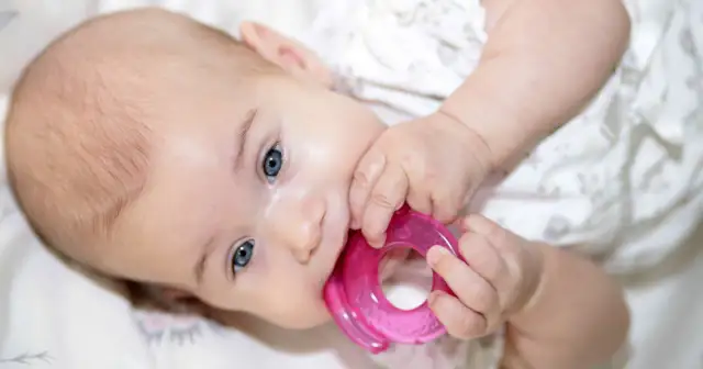 Jak pomóc dziecku przy ząbkowaniu w nocy i złagodzić ból?