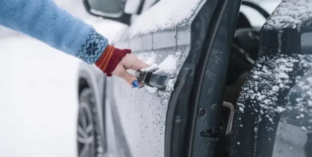 Jak odmrozić uszczelki w samochodzie i uniknąć frustracji zimą