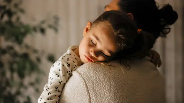 Czy budzić dziecko z gorączką? Kluczowe informacje dla rodziców