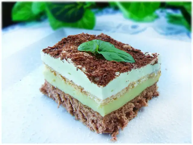 Przepis na ciasto miętowe z landrynkami, które zachwyci każdego smakosza