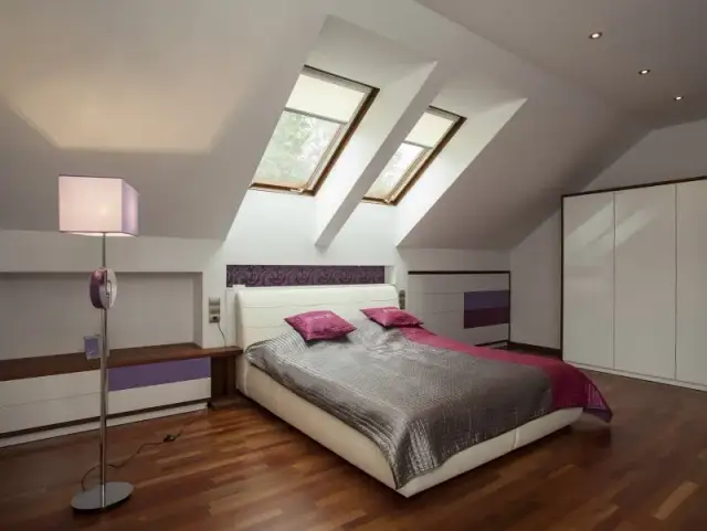 Inspirujące zabudowy skosów na poddaszu: galeria pomysłów