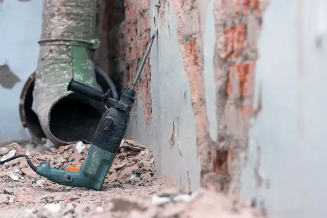 Jak usunąć tynk mozaikowy? Proste metody, które zaoszczędzą czas