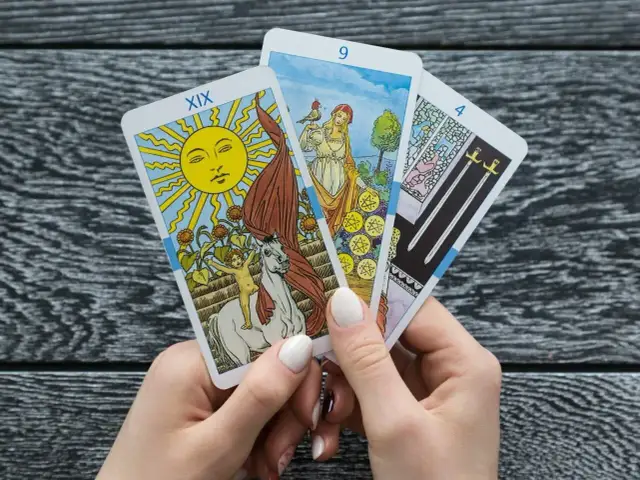 Jak czytać karty tarota: proste kroki, by opanować interpretację i uniknąć błędów