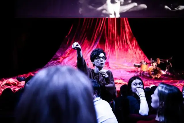 Społeczeństwo spektaklu: jak wpływa na nasze życie codzienne?