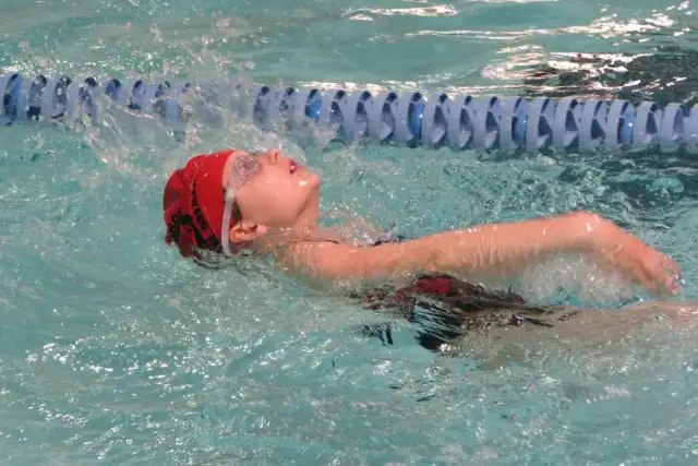 Jak nauczyć się pływać na plecach - proste techniki dla każdego