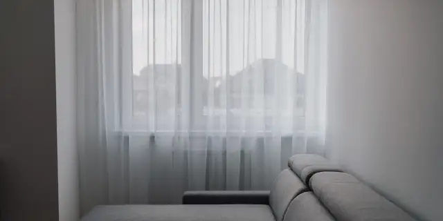 Jakie firanki na wąskie okno? Idealne rozwiązania dla Twojego wnętrza