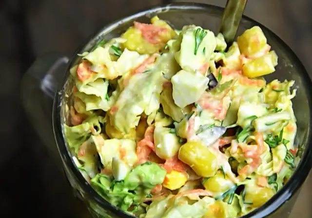 Prosty przepis na sałatkę z kapusty pekińskiej – krok po kroku z dodatkami